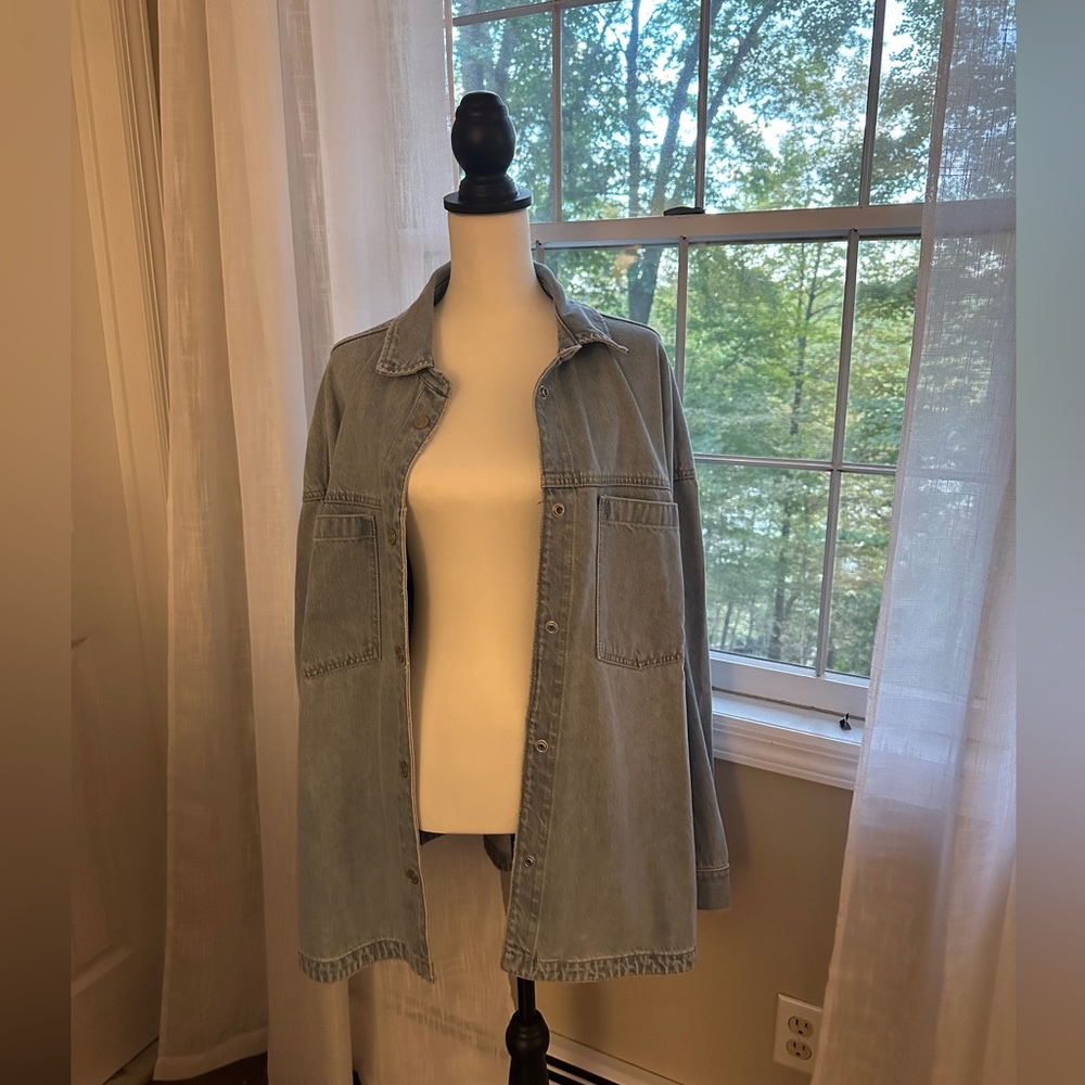 GAP Oversized Denim Shirt Jacket with Washwell Large Light Wash